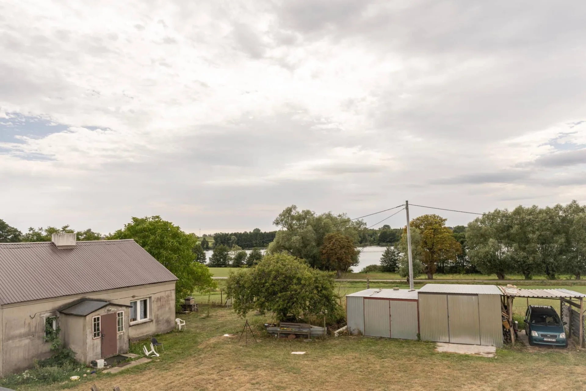 Dom z budynkami gospodarczymi w przepięknej okolicy jeziora