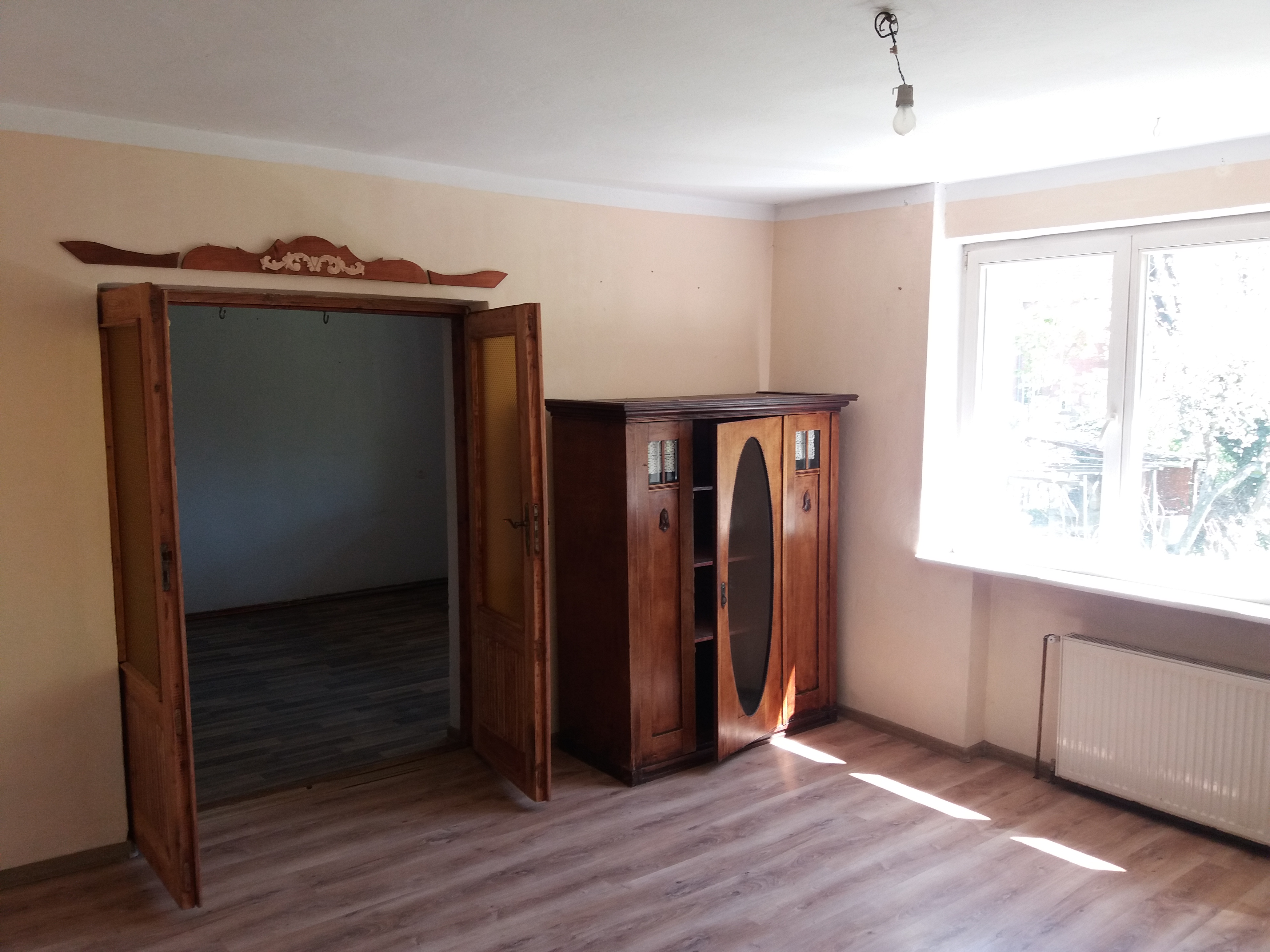 Połowa domu z ogrodem.