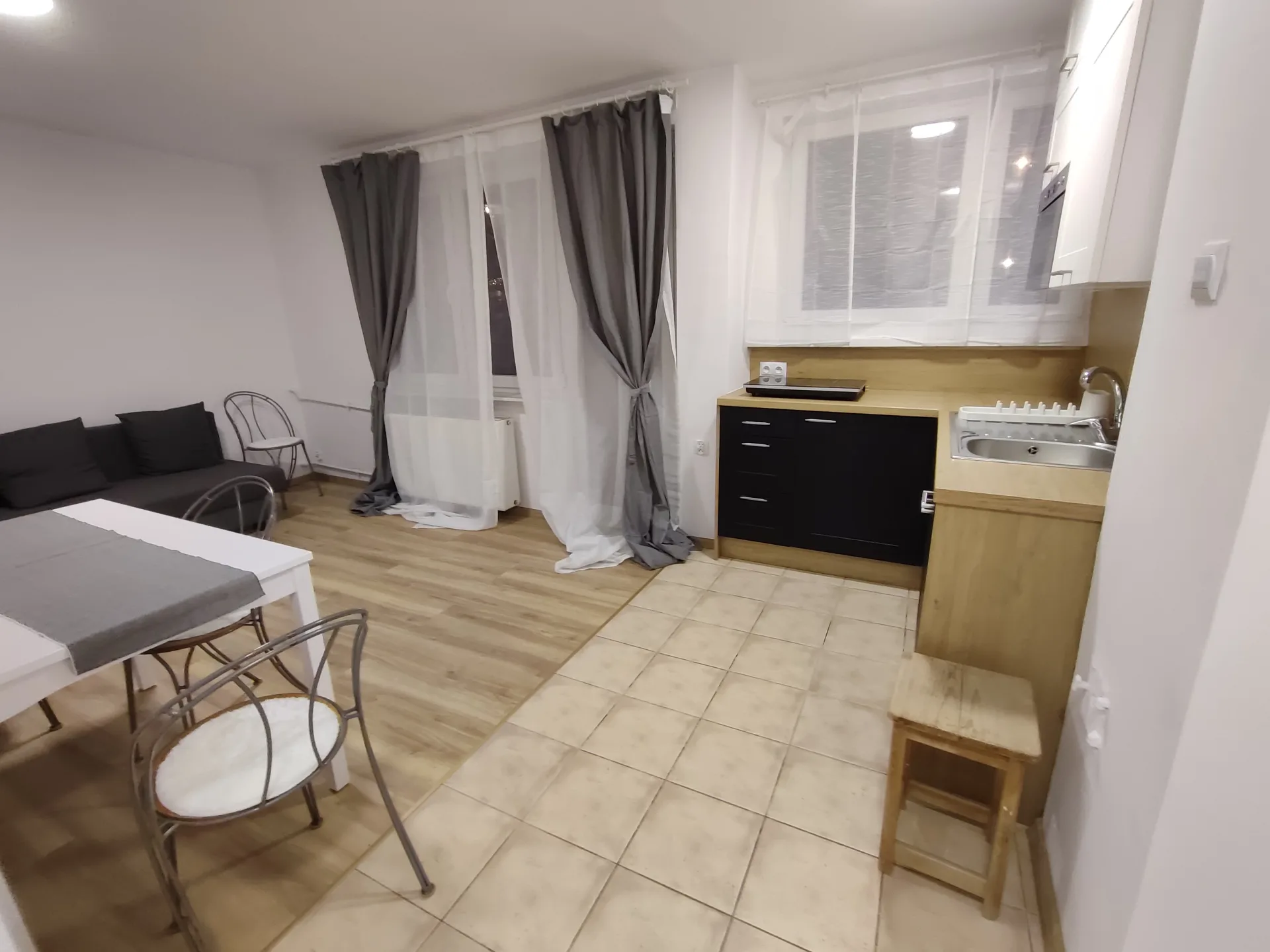 Praga Północ elegancka kawalerka za 2400 zł