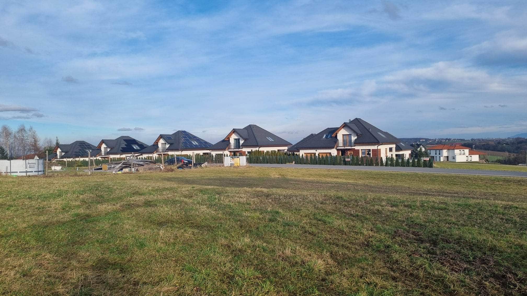 Widokowa działka z projektem domu i pozwoleniem na budowę.