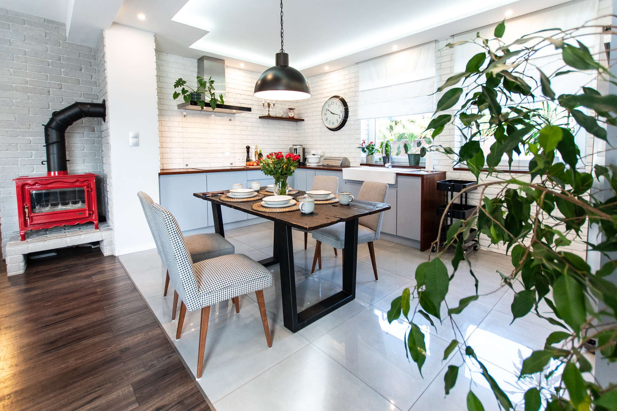 Urokliwe z dużym ogrodem przestronne + domek gospodarczy + dwa miejsca postojowe