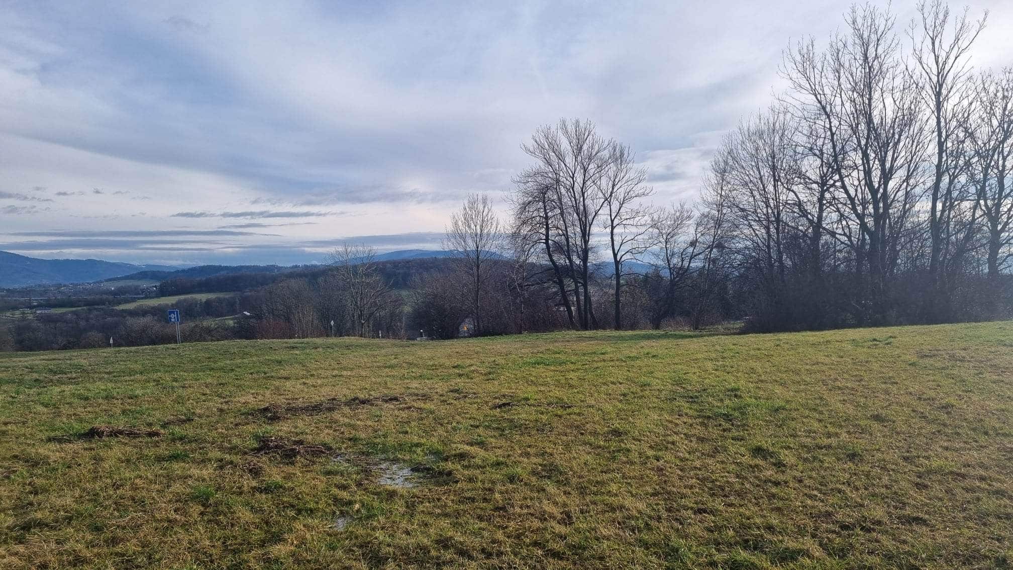 Widokowa działka z projektem domu i pozwoleniem na budowę.