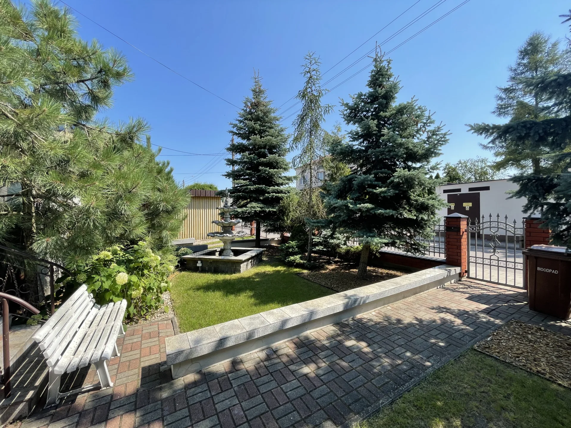 Dom jednorodzinny blisko lasu i jeziora