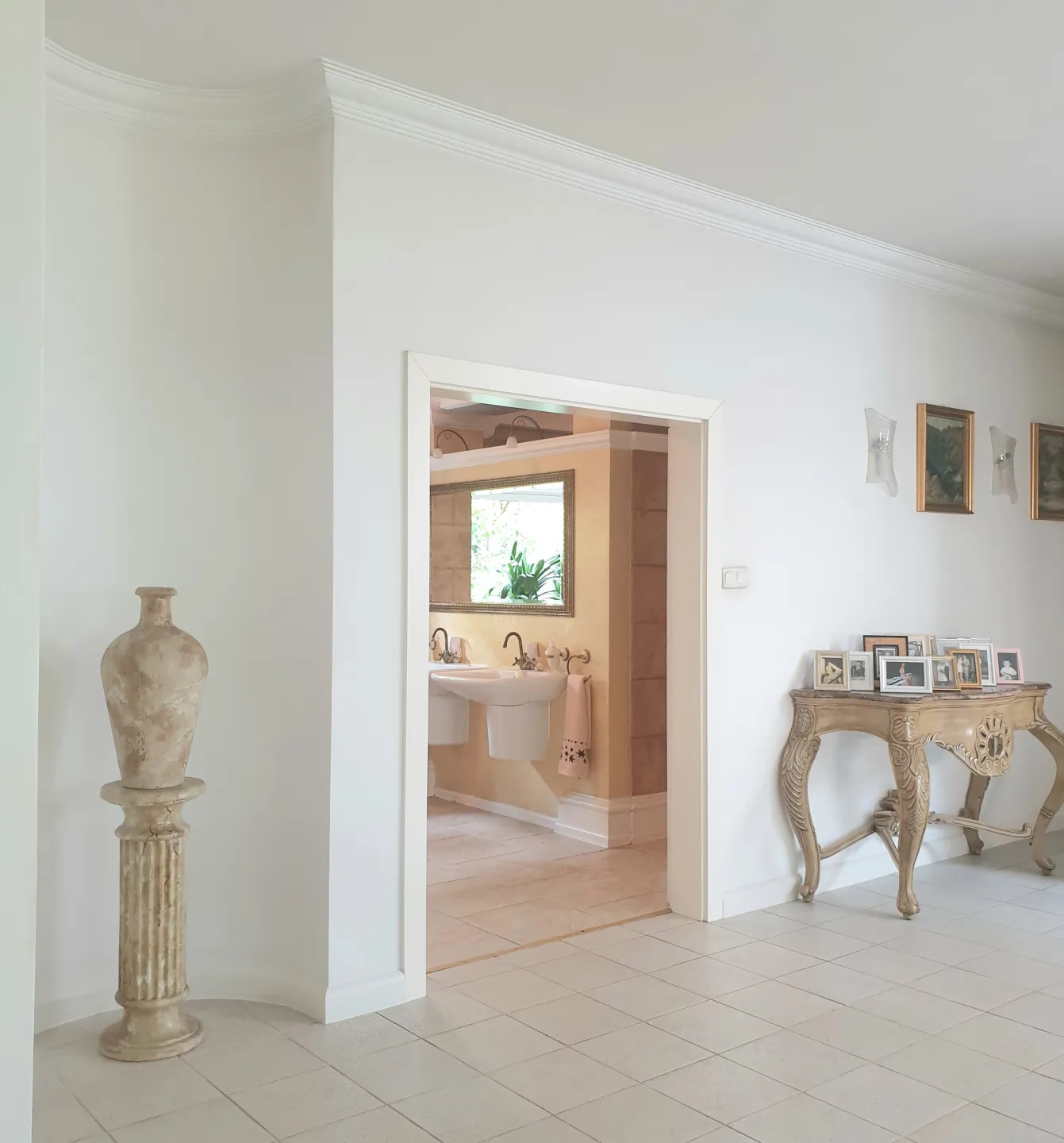 Dom parterowy z widokiem na las