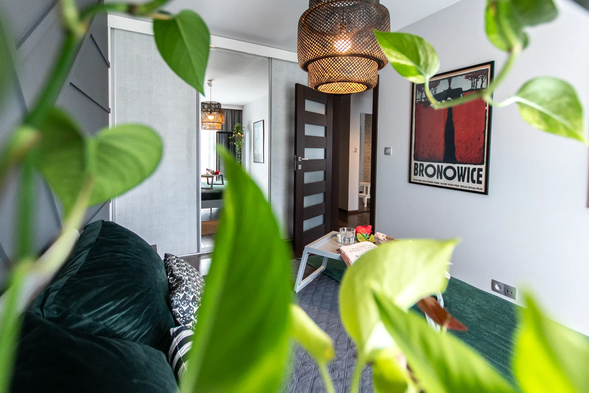 Urokliwe z dużym ogrodem przestronne + domek gospodarczy + dwa miejsca postojowe