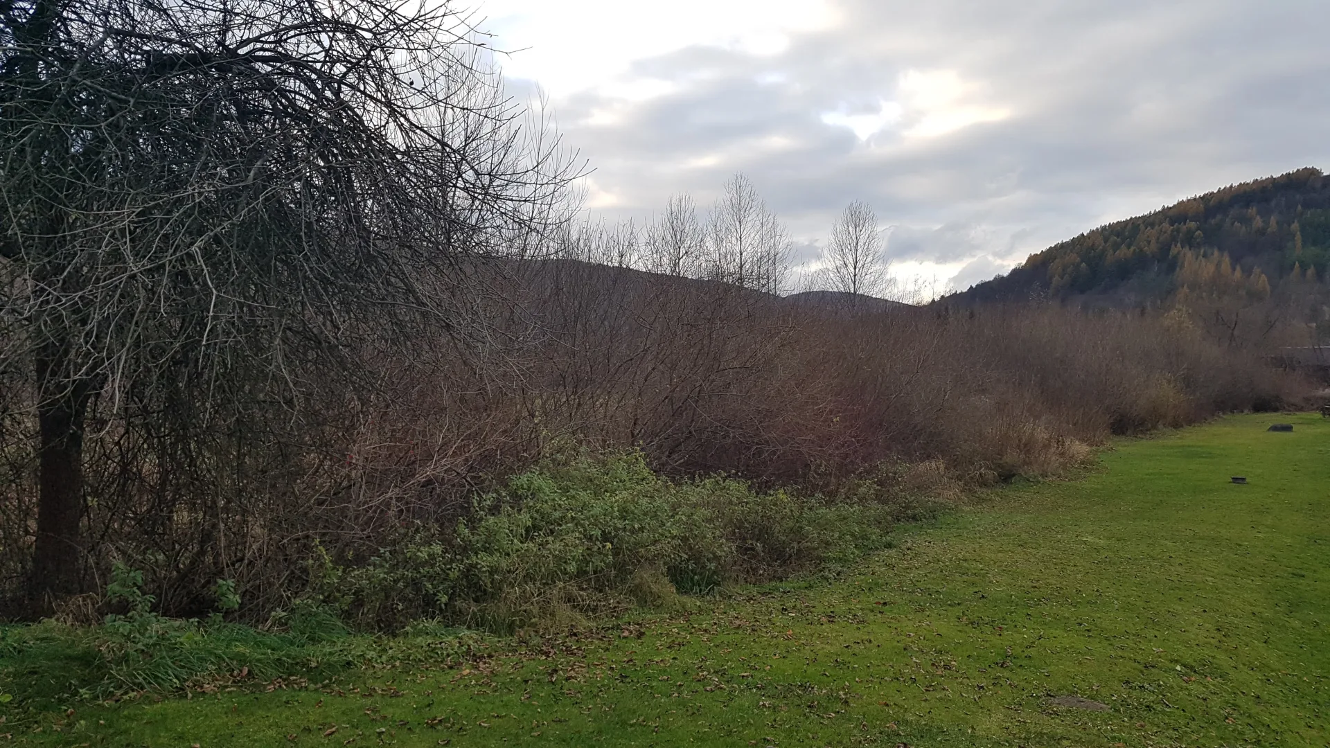 Uzbrojona działka w centrum Bóbrki obok Soliny, idealna pod parking!
