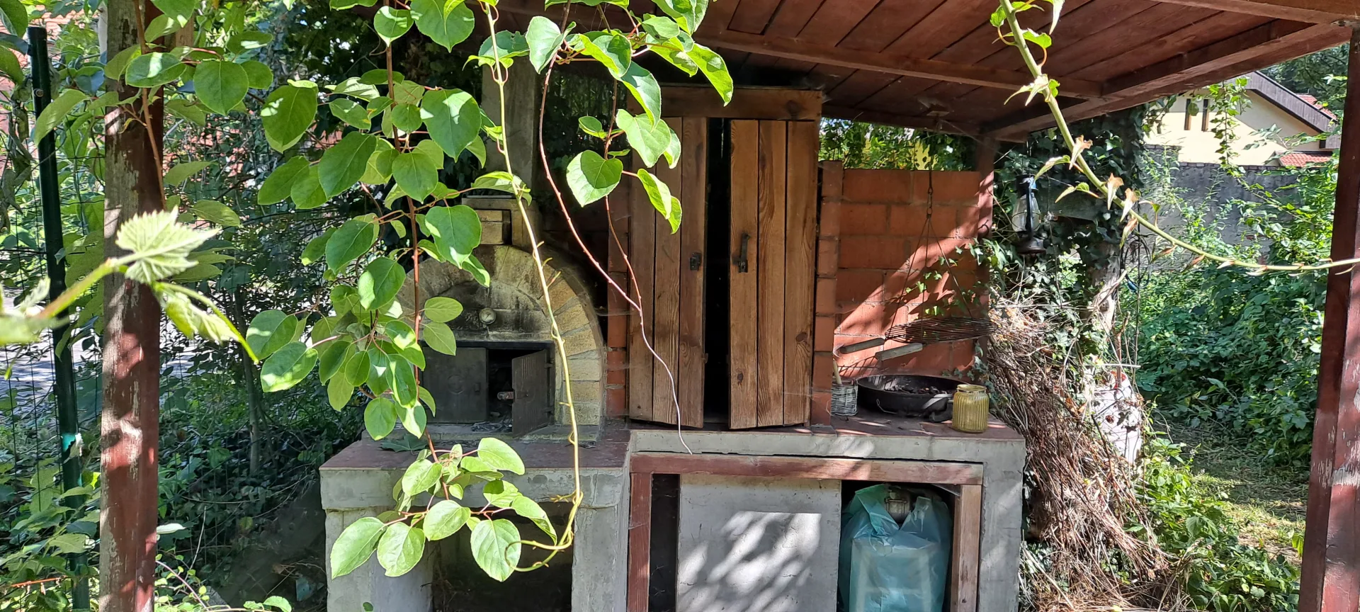 Połowa domu z ogrodem.