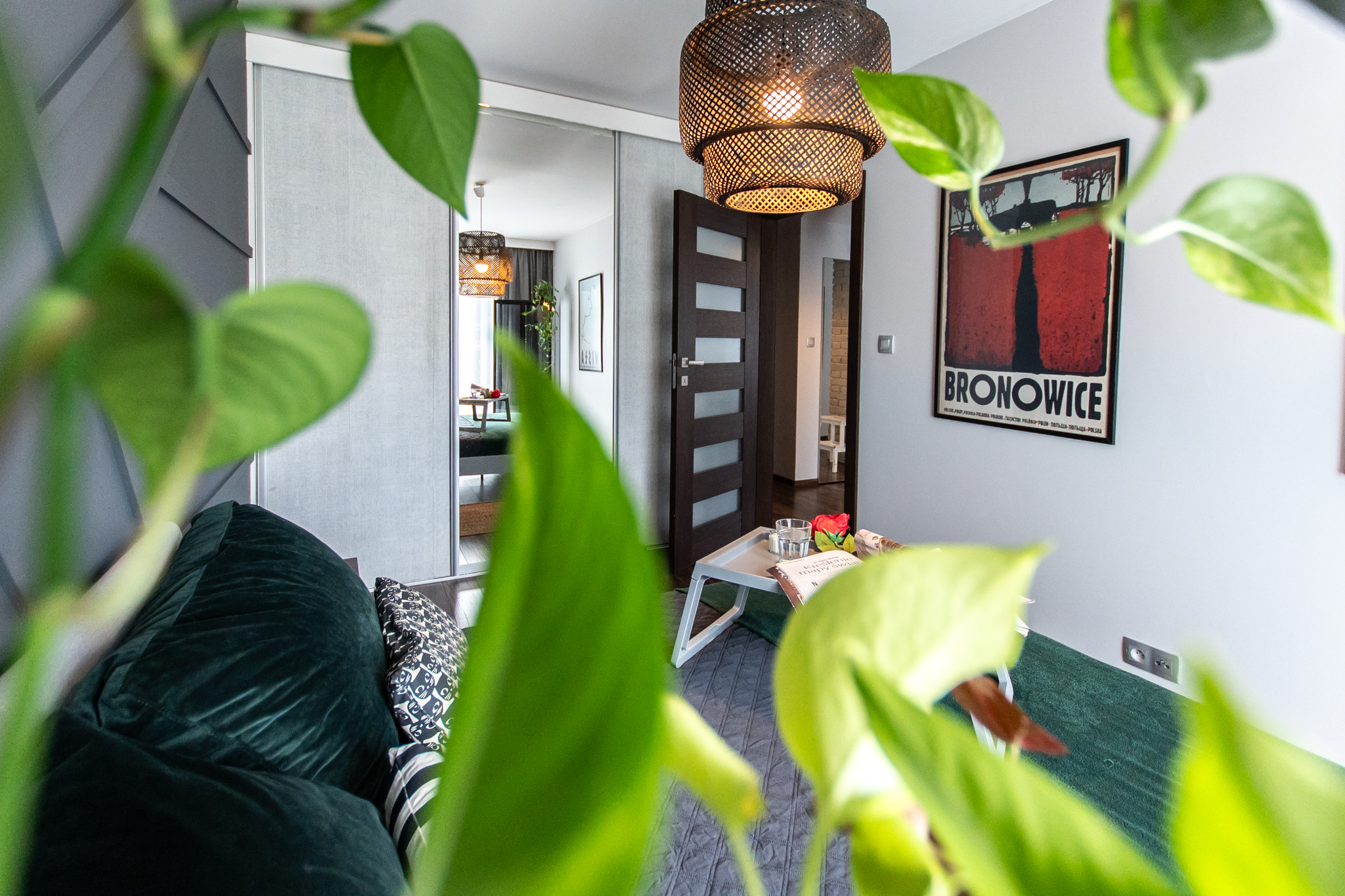 Urokliwe z dużym ogrodem przestronne + domek gospodarczy + dwa miejsca postojowe