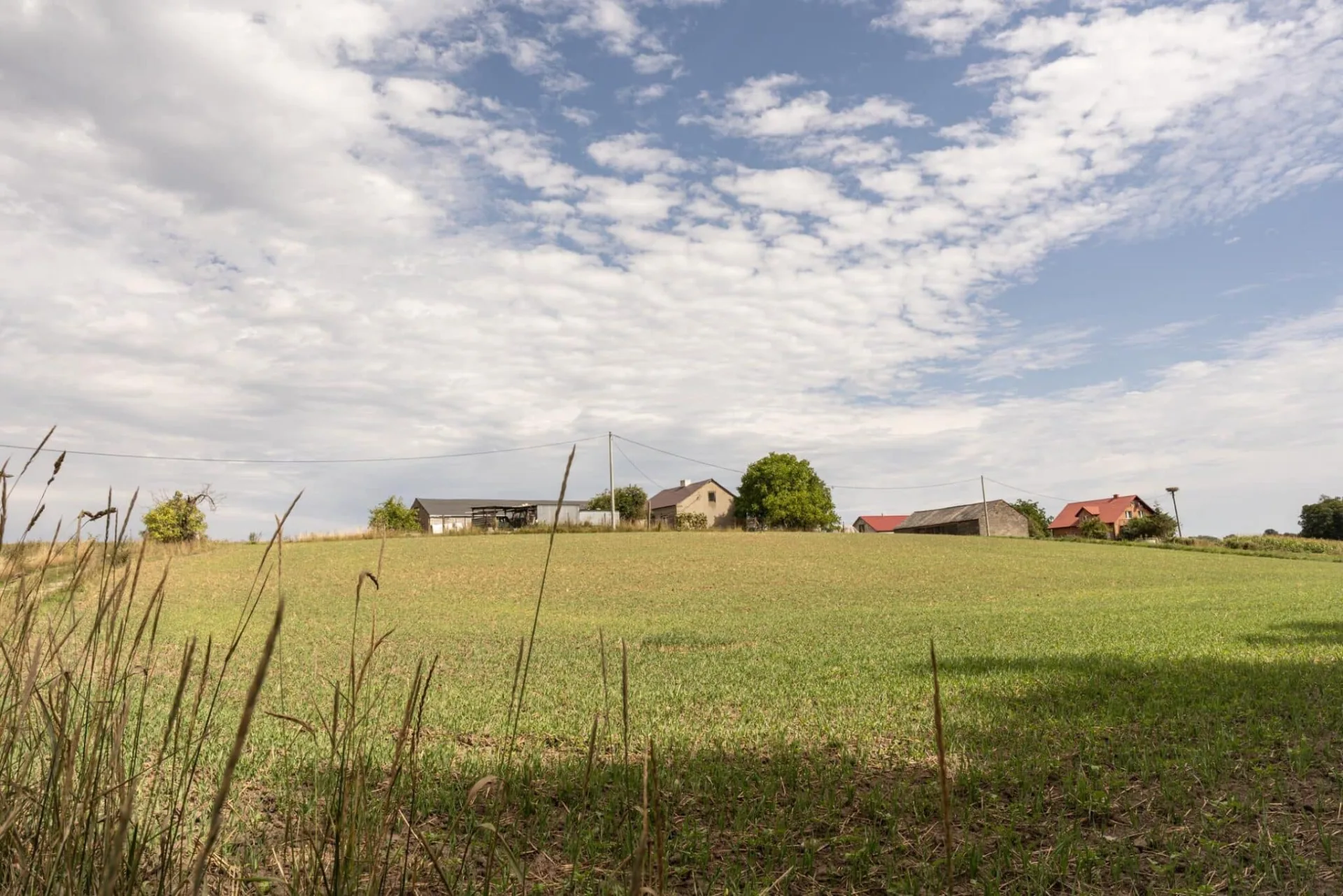 Dom z budynkami gospodarczymi w przepięknej okolicy jeziora