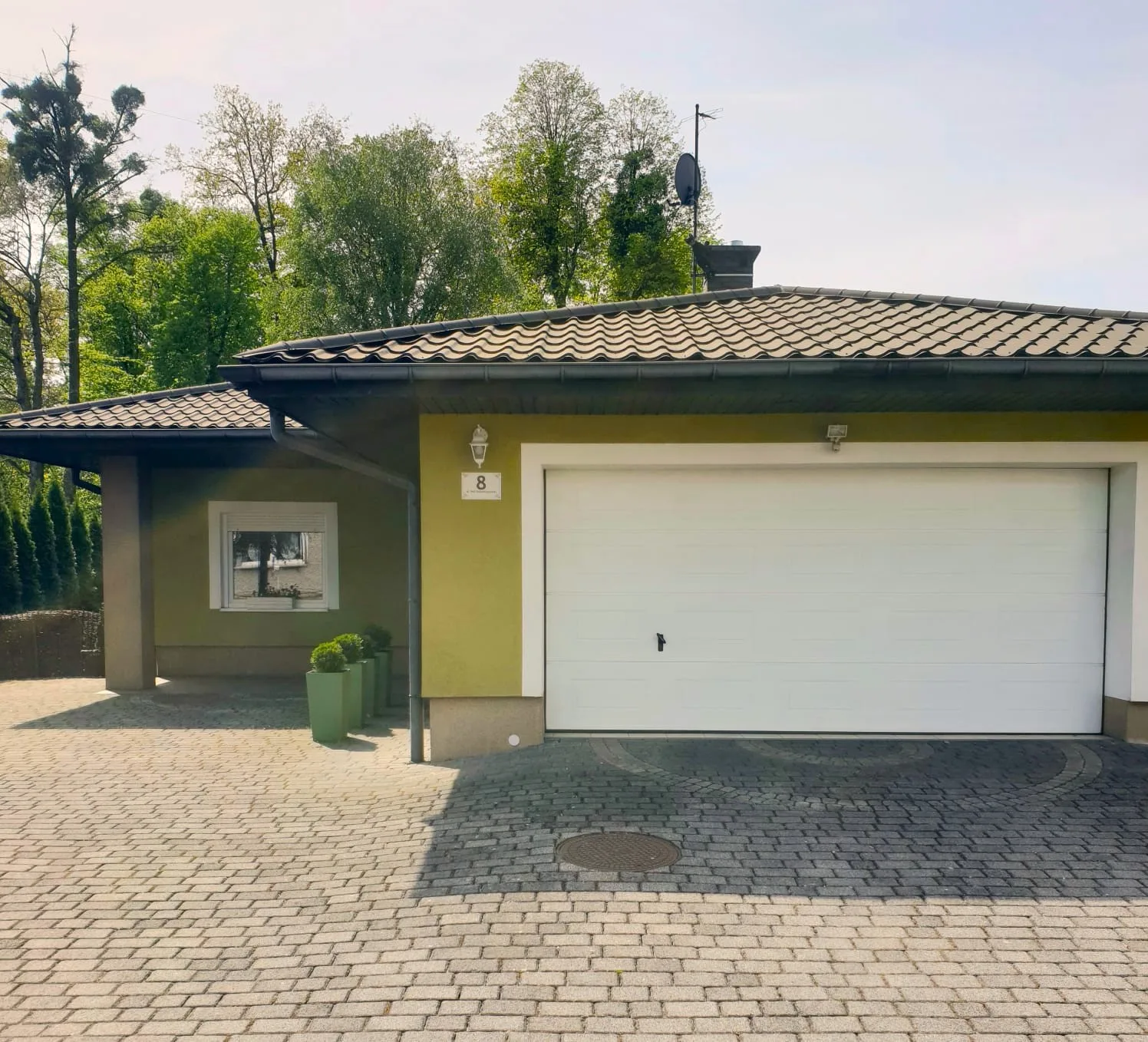 Dom parterowy z widokiem na las