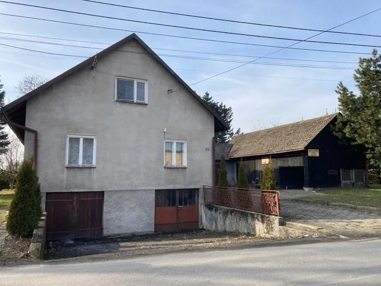 Dom z budynkami gospodarczymi w Brzezówce.