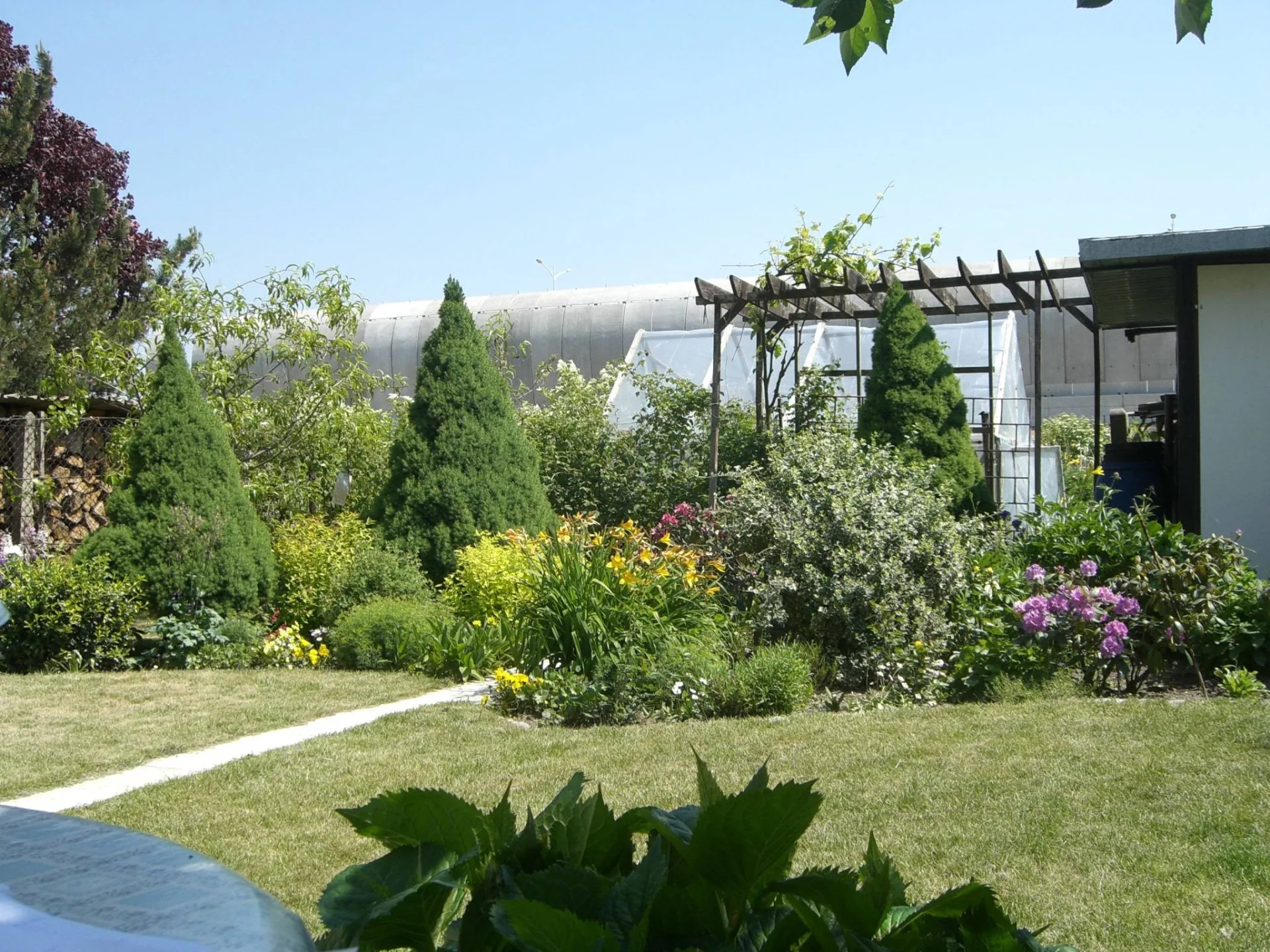 Dom-pensjonat z trzema osobnymi mieszkaniami