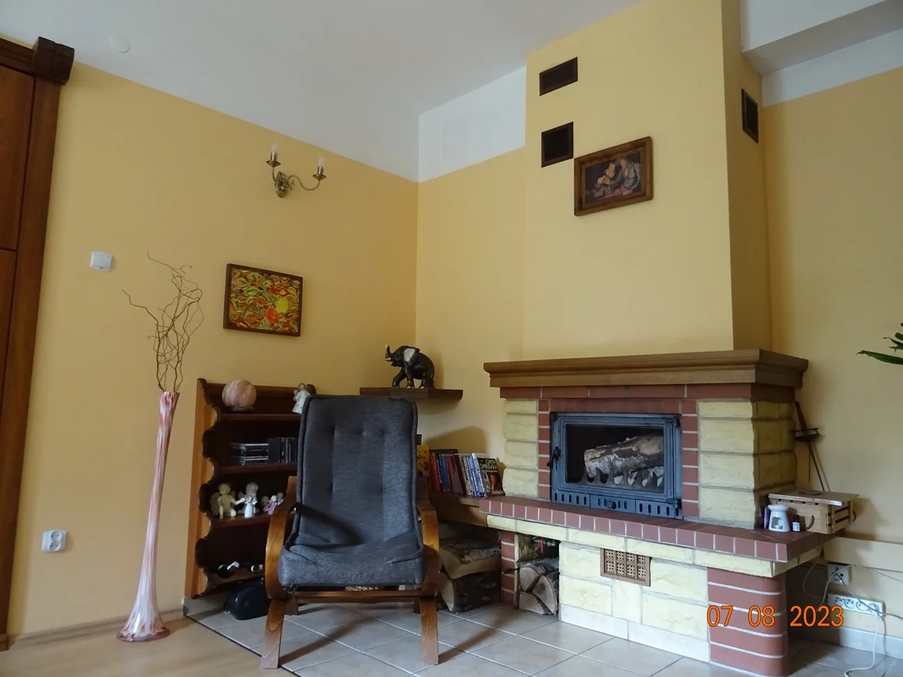 Dom wśród zieleni przy lesie