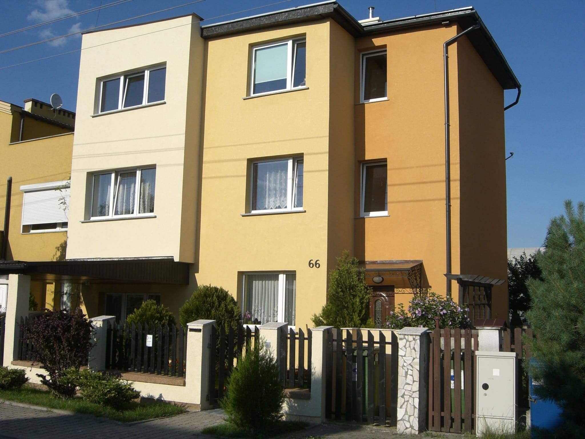 Dom-pensjonat z trzema osobnymi mieszkaniami