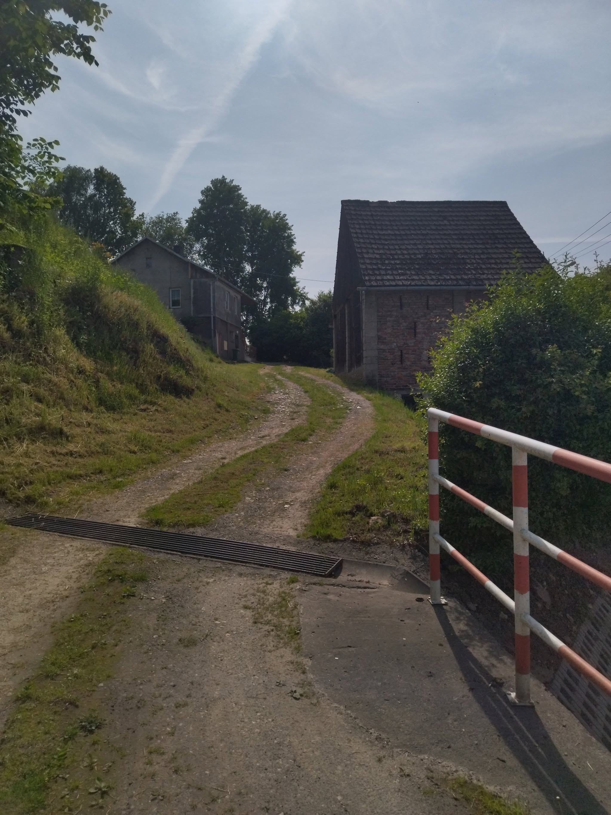 SPRZEDAM DZIAŁKĘ BUDOWLANĄ Z DOMEM