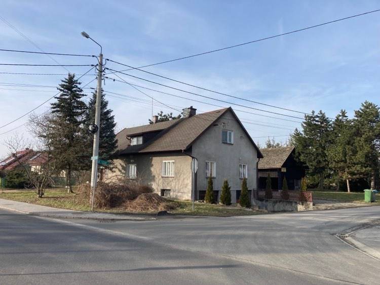 Dom z budynkami gospodarczymi w Brzezówce.