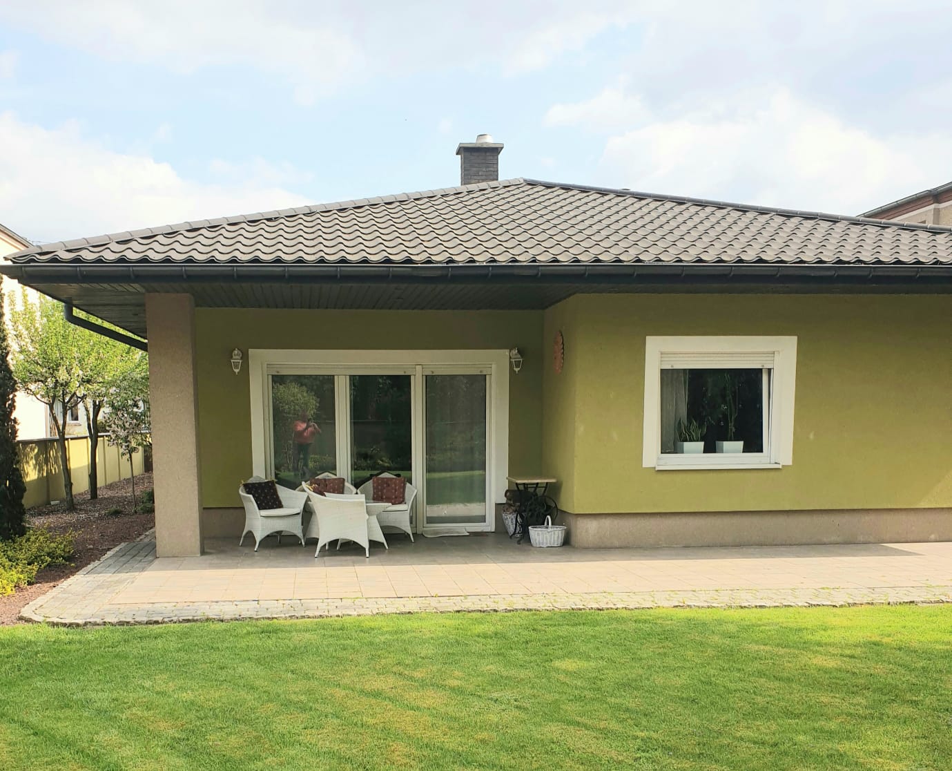 Dom parterowy z widokiem na las