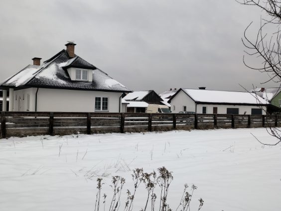 Na sprzedaż działka z domem jednorodzinnym i budynkiem gospodarczym w dobrej lokalizacji