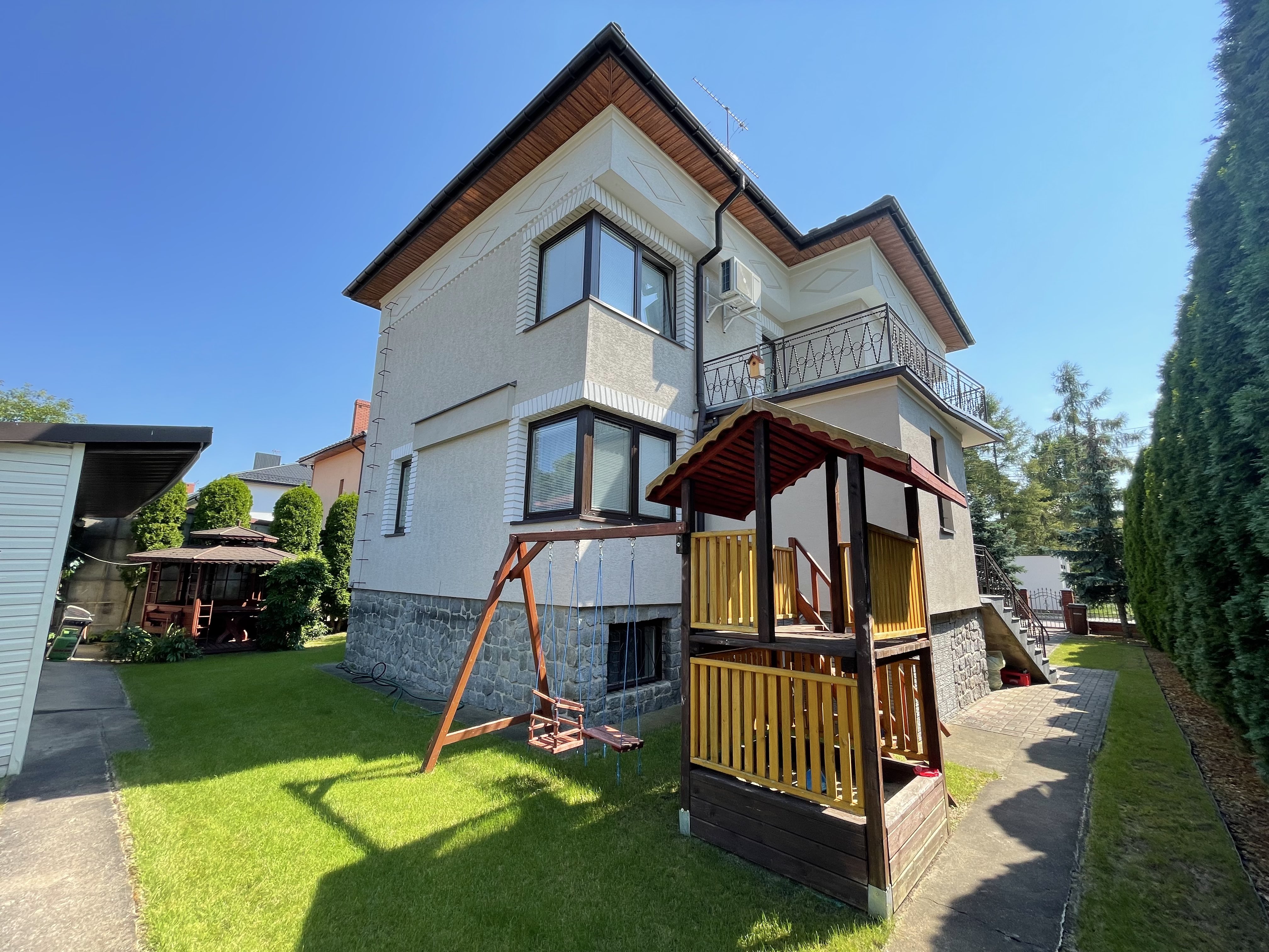 Dom jednorodzinny blisko lasu i jeziora