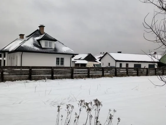 Na sprzedaż działka z domem jednorodzinnym i budynkiem gospodarczym w dobrej lokalizacji