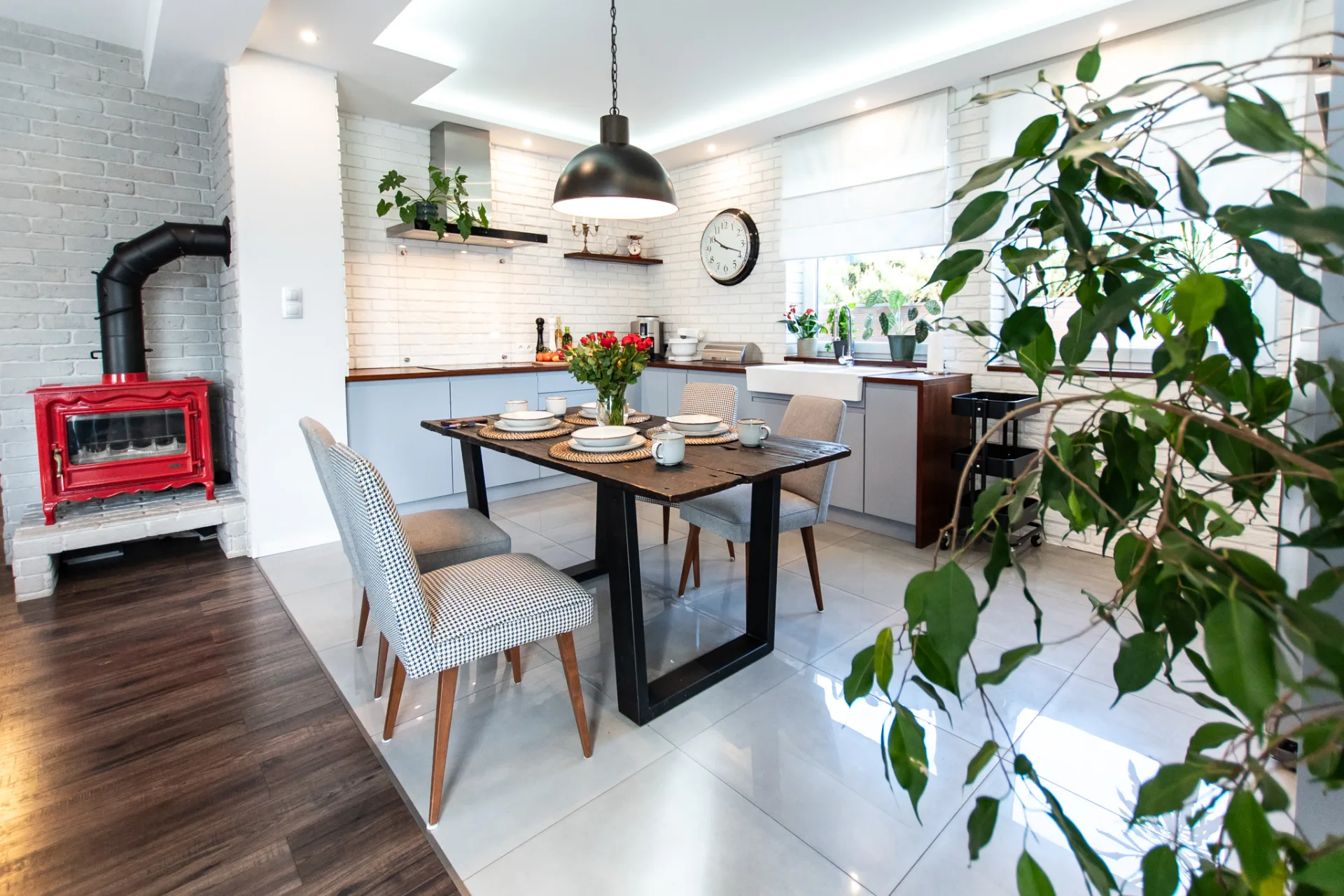 Urokliwe z dużym ogrodem przestronne + domek gospodarczy + dwa miejsca postojowe