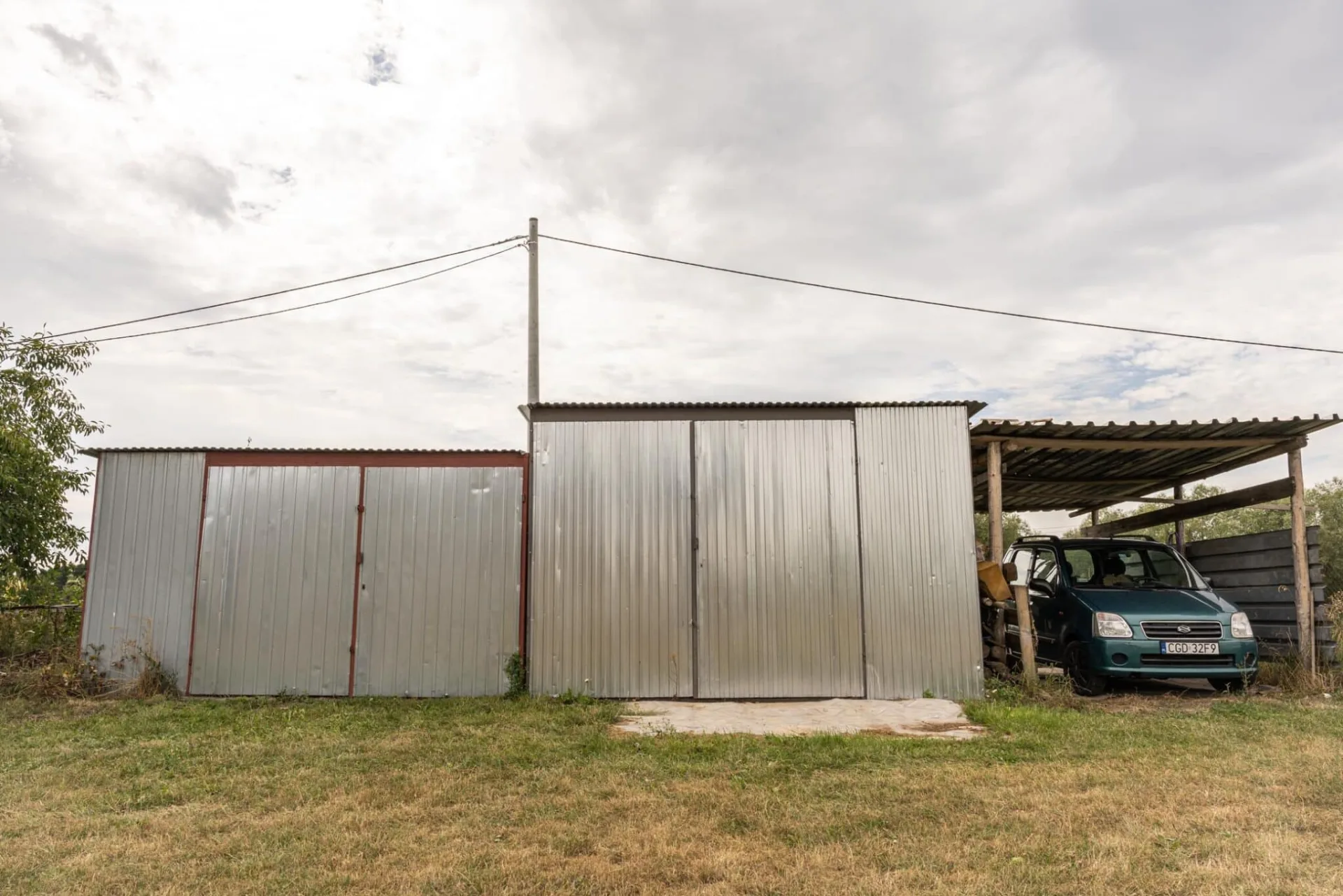 Dom z budynkami gospodarczymi w przepięknej okolicy jeziora