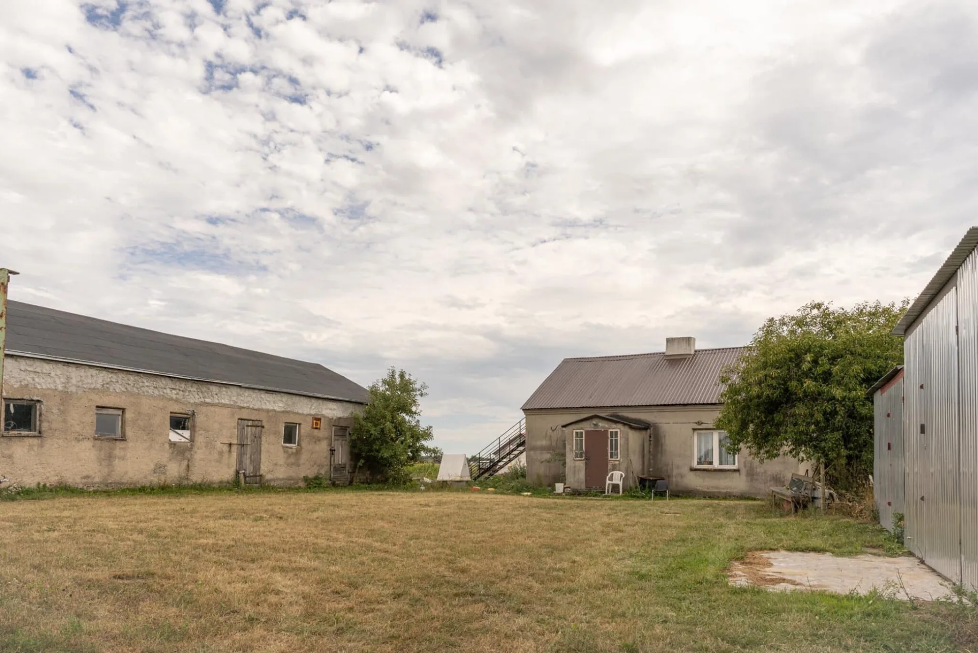 Dom z budynkami gospodarczymi w przepięknej okolicy jeziora