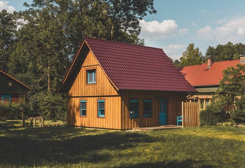Drewniane domy całoroczne do 50 tysięcy złotych – czy warto kupić?